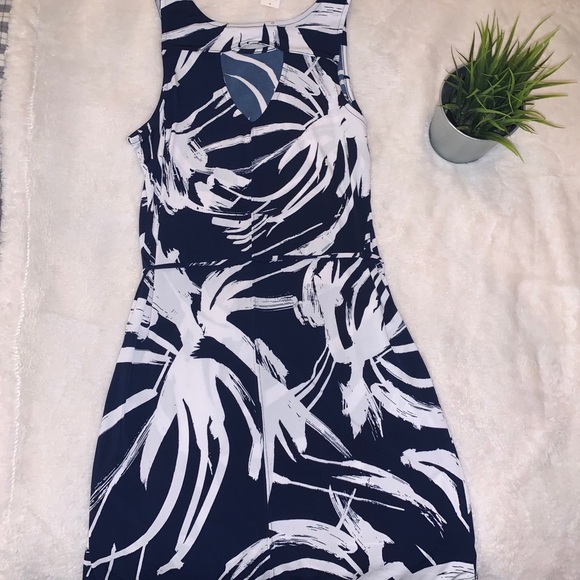 NEW WITH TAGS -DRESS - Picture 4 of 5